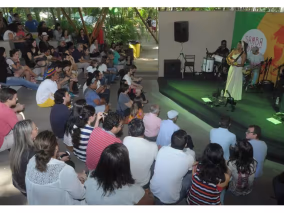 Nilze Carvalho, no Anfiteatro Junito Brandão. Fotógrafo Antônio Albuquerque. Acervo Núcleo de Memória.