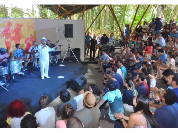Apresentação de Monarco no Anfiteatro Junito Brandão. Fotógrafo Antônio Albuquerque. Acervo Núcleo de Memória.