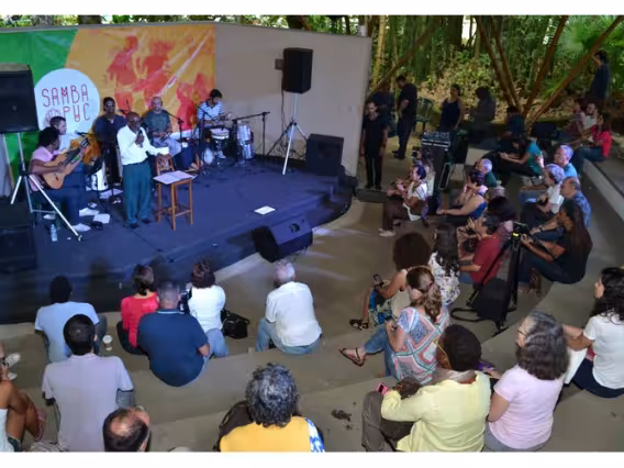 Apresentação de Nelson Sargento no Anfiteatro Junito Brandão. Fotógrafo Antônio Albuquerque. Acervo Núcleo de Memória.