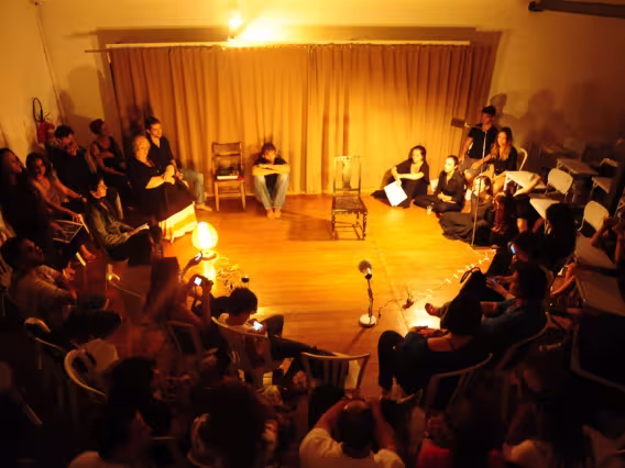 Sarau realizado no Laboratório de Artes Cênicas. Fotógrafa Cynthia Salles. Acervo do Projeto Comunicar.