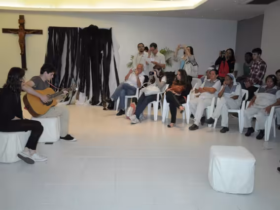 Apresentação de música no Salão da Pastoral. Fotógrafo Antônio Albuquerque. Acervo do Núcleo de Memória.