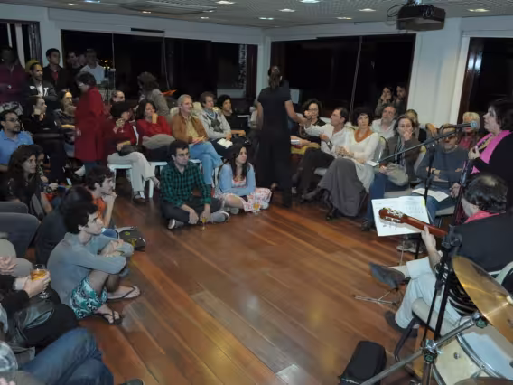 A Profa. Stella Caymmi cantou no sarau. Fotógrafo Antônio Albuquerque. Acervo do Núcleo de Memória.
