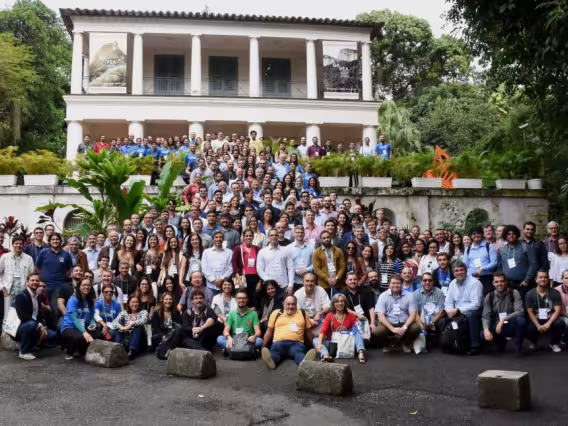 Foto oficial do evento, com equipe de organização e participantes, em frente ao Solar Grandjean de Montigny. Fotógrafo Antônio Albuquerque.