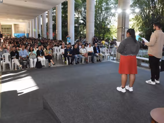 Na primeira fila, o Reitor, alguns vice-reitores e os decanos. Fotógrafo Antônio Albuquerque. 