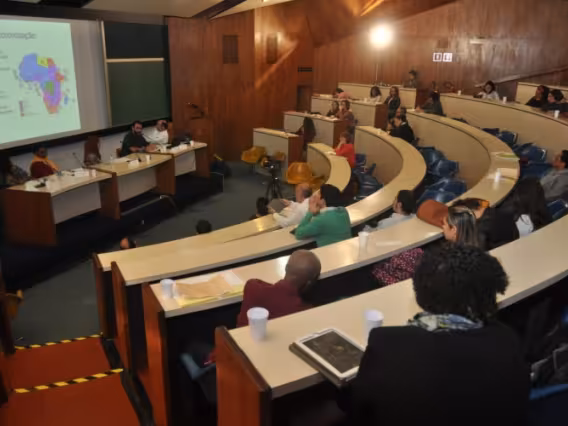 Uma das palestras, no Auditório do RDC. Fotógrafo Antônio Albuquerque. Acervo Núcleo de Memória.