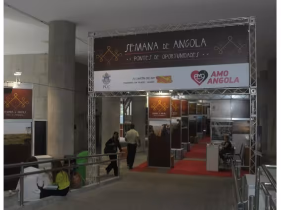 Estandes das empresas com atuação em Angola, nos pilotis do Ed. Cardeal Leme. Fotógrafo Antônio Albuquerque. Acervo Núcleo de Memória.