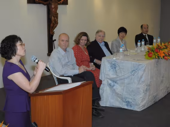 Abertura da Semana com a presença da consulesa da China no Rio de Janeiro, Chen Xiaoling, na mesa ao lado do Vice-Reitor Prof. Padre Francisco Ivern S.J. Fotógrafo Antônio Albuquerque. Acervo do Núcleo de Memória.