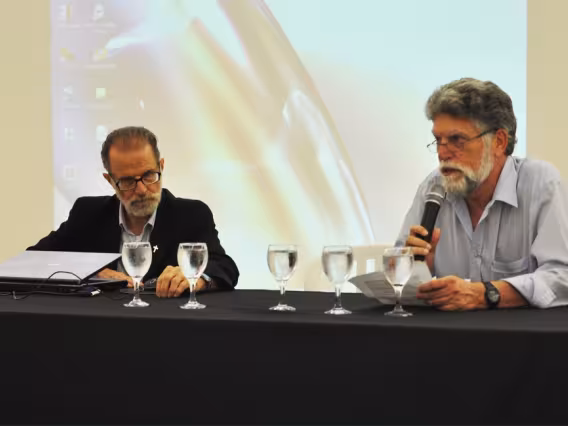 Mesa com o Prof. Pe. Paul Schweitzer S.J. (MAT) e o Prof. Ênio Frota (FIS). Fotógrafa Carol Lucchetti. Acervo do Projeto Comunicar.