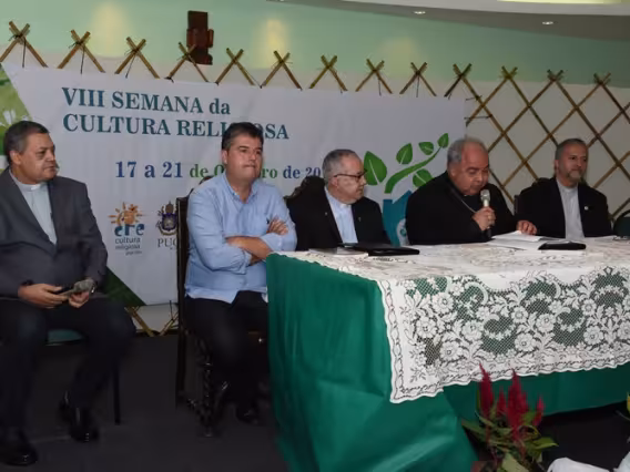 Fala do Cardeal Dom Orani, ao lado do Reitor Pe. Josafá S.J., no Salão da Pastoral. Fotógrafo Antônio Albuquerque. Acervo Núcleo de Memória.
