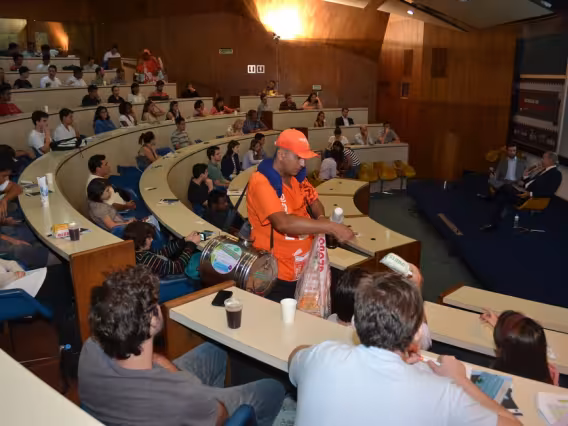 Uma das palestras, no Auditório do RDC. Fotógrafo Antônio Albuquerque. Acervo do Núcleo de Memória.
