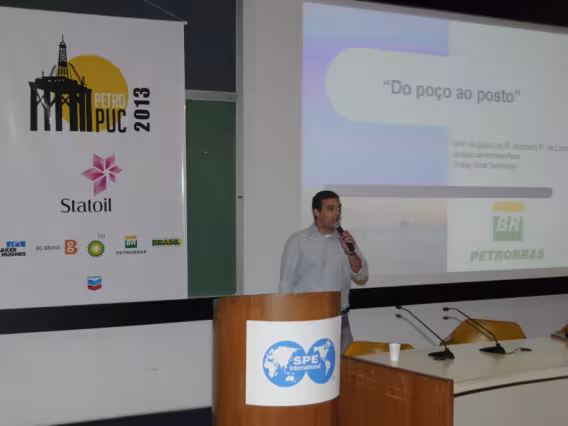 Uma das palestras no Auditório do RDC. Fotógrafo Antônio Albuquerque. Acervo do Núcleo de Memória.