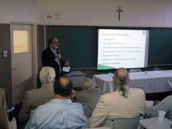 O Decano do CCBM, Prof. Hilton Koch, na abertura do evento, realizado na sala F400. Fotógrafo desconhecido. Acervo do Projeto Comunicar.