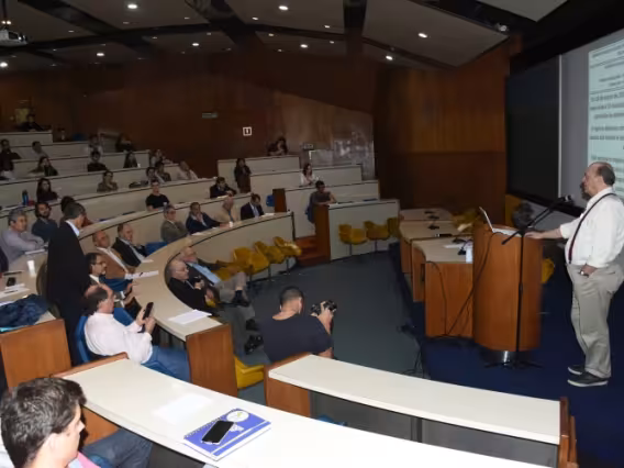 Palestra do Prof. Sandro Sandroni (CIV), no auditório do RDC. Fotógrafo Antônio Albuquerque.