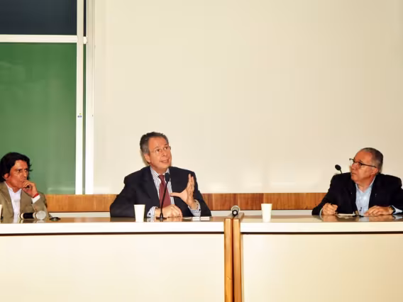 Na mesa o Prof. Luiz Felipe Guanaes, o Embaixador André Aranha Corrêa do Lago e o Reitor Prof. Pe. Josafá Carlos de Siqueira S.J. Fotógrafa Cynthia Salles. Acervo do Projeto Comunicar.