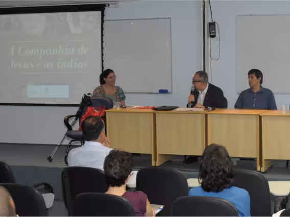 Abertura do Seminário. Na mesa a Profa. Eunícia Barros (HIS), o Reitor Prof. Pe. Josafá S.J. e o Prof. Leonardo Miranda (HIS). Fotógrafo Antônio Albuquerque. Acervo do Núcleo de Memória.