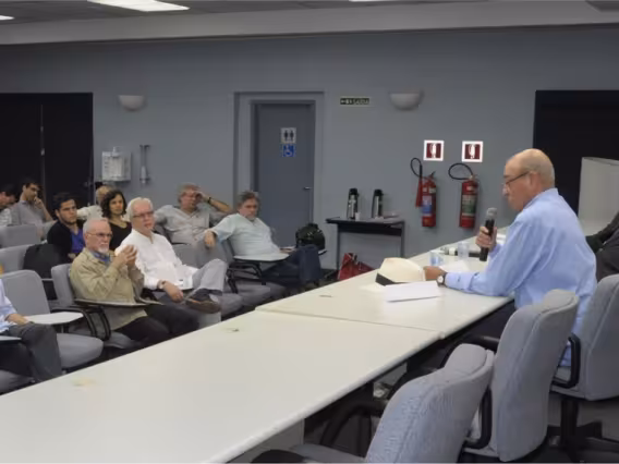 Palestra do Prof. Luiz Werneck Vianna (SOC) e do deputado federal Miro Teixeira (PDT-RJ), no Auditório Padre Anchieta. Fotógrafo Antônio Albuquerque. Acervo do Núcleo de Memória.