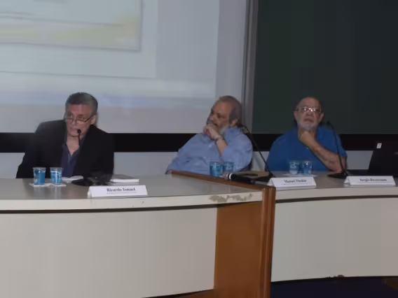 O Prof. Ricardo Ismael, o Economista Manuel Thedim e o Prof. Sergio Besserman (ECO), no auditório do RDC. Fotógrafo Antônio Albuquerque.