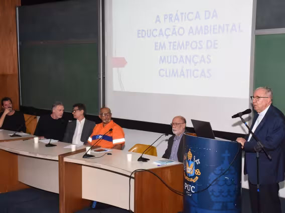 Pe. Josafá S.J. em sua apresentação no evento. Fotógrafo Antônio Albuquerque.