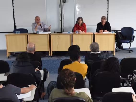 Abertura do evento, com os professores Renato Lessa (JUR), Maria Alice Rezende de Carvalho (CIS) e Luiz César de Queiróz Ribeiro (IPPUR/UFRJ), no auditório B8. Fotógrafo Antônio Albuquerque.