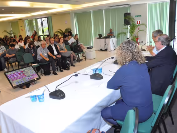 Mesa com os Professores Paulo Esteves (IRI), Danilo Marcondes (FIL) e Marta Moreno (IRI). Fotógrafo Antônio Albuquerque. Acervo do Núcleo de Memória.