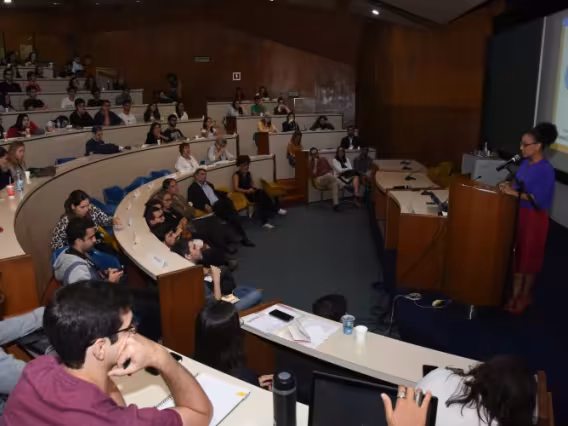 Palestra da jornalista Flávia Oliveira, no auditório do RDC. Fotógrafo Antônio Albuquerque.