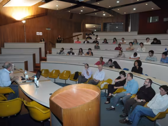 Apresentação do Prof. Rogério Ribeiro de Oliveira (GEO). Fotógrafo Antônio Albuquerque. Acervo do Núcleo de Memória.