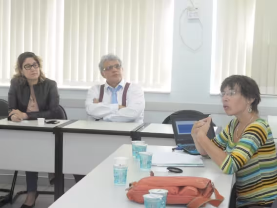 À direita a Profa. Véronique Champeil-Desplats, na sala Sala do Mestrado, 7º andar da Ala Frings. Fotógrafo Antônio Albuquerque. Acervo Núcleo de Memória.