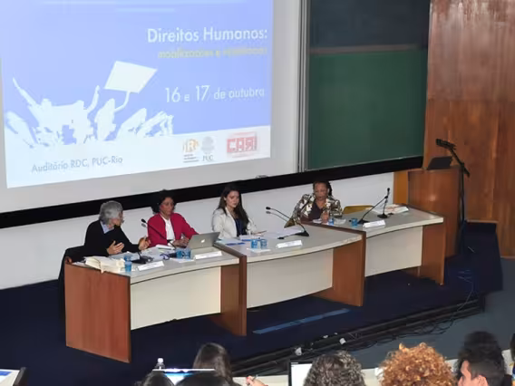 Mesa com o Prof. José Maria Gomez (JUR), a Profa. Maria Elena Rodriguez (IRI) e Lucia Xavier (ONG Criola), no auditório do RDC. Fotógrafa Gabriela Azevedo. Acervo Comunicar.