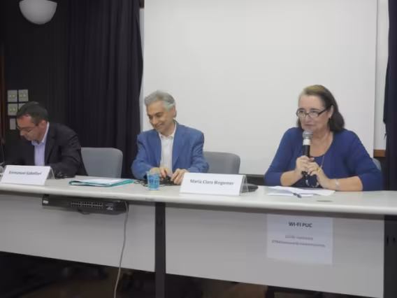 Mesa com os professores Massimiliano Marianelli (Universidade de Perugia) e Emannuel Gabellieri (Universidade Católica de Lyon) e Maria Clara Bingemer (TEO). Fotógrafo Antônio Albuquerque. Acervo Núcleo de Memória.
