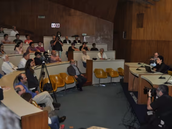 Apresentação da Profa. Monica de Bolle. Fotógrafo Antônio Albuquerque. Acervo do Núcleo de Memória.