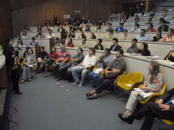 Palestra de Roberta Medina, representante do Rock in Rio. Auditório do RDC. Fotógrafo Antônio Albuquerque. Acervo do Núcleo de Memória.