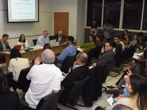 Mesa com Paul D. William (Elliott School, George Washington University), Kristoffer Lidén (Peace Research Institute - PRIO), Maíra Siman (IRI) e Kai Michael Kenkel (IRI), no auditório IRI 2.  Fotógrafo Antônio Albuquerque.