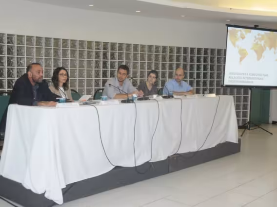 Uma das mesas do Seminário, realizado no Salão da Pastoral. Fotógrafo Antônio Albuquerque. Acervo Núcleo de Memória.