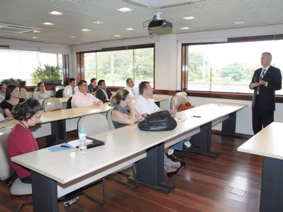 Palestra de Albert Keyack no auditório do Decanato do CTC. Fotógrafo Antônio Albuquerque. Acervo do Núcleo de Memória.