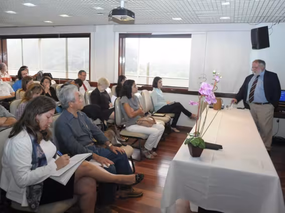 Apresentação de Gustavo Fuchs na sala de reuniões do Decanato do CTC. Fotógrafo Antônio Albuquerque. Acervo do Núcleo de Memória.