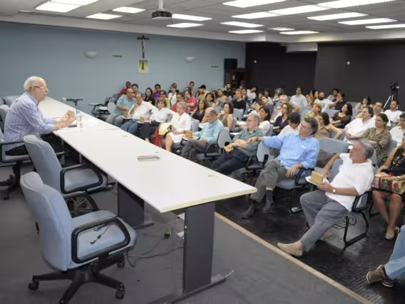 Conferência de encerramento com o Prof. Francisco José Calazans Falcon. Fotógrafo Antônio Albuquerque. Acervo do Núcleo de Memória.