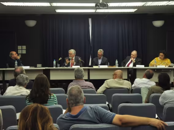 Sessão de encerramento, com a presença do Vice-Reitor Pe. Francisco Ivern S.J. e do Prof. Celso Lafer. Fotógrafo Antônio Albuquerque. Acervo Núcleo de Memória.