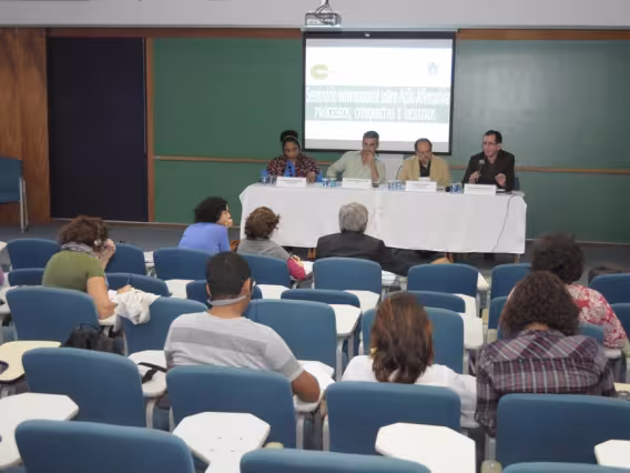 Mesa com os professores Maria Alice Rezende Gonçalves (UERJ), Jean-François Véran (UFRJ), Marco Antônio Pamplona (HIS/PUC-Rio) e Daniel Sabbagh (Science Po, Paris). Fotógrafo Antônio Albuquerque. Acervo do Núcleo de Memória.