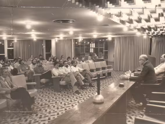 Na mesa, o Grão-Chanceler da PUC-Rio Cardeal Dom Eugênio de Araújo Sales e o Reitor pe. João Augusto Anchieta Amazonas Mac Dowell S.J.. Fotógrafo Antônio Albuquerque.