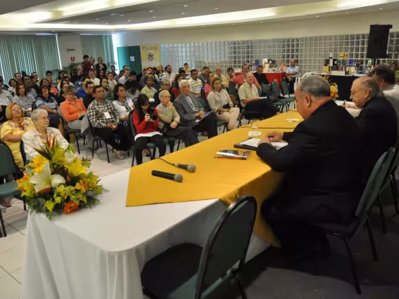 Na mesa de abertura do evento o Arcebispo Dom Orani O.Cist, o Vice-Reitor Pe. Ivern S.J. e o Prof. Paulo Fernando de Andrade. Fotógrafo Antônio Albuquerque. Acervo do Núcleo de Memória.