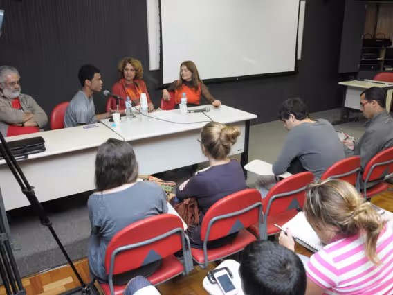 Na mesa o Prof. Everardo Rocha (COM) e Rene Silva do jornal comunitário A Voz da Comunidade. Evento realizado na sala K102. Fotógrafo Antônio Albuquerque. Acervo do Núcleo de Memória.