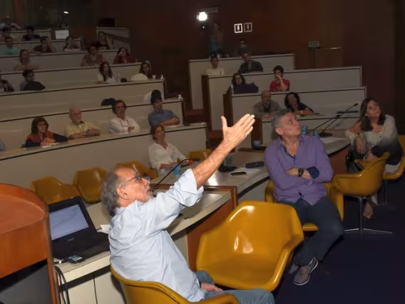 Palestra com os professores José Márcio Camargo e Ricardo Ismael, no auditório do RDC. Fotógrafo Antônio Albuquerque. Acervo Núcleo de Memória.