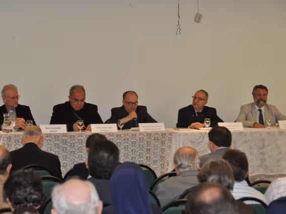 Abertura do evento com a presença do Arcebispo do Rio de Janeiro Dom Orani Tempesta O.Cist., do presidente da CNBB Cardeal Dom Raymundo Damasceno, do Reitor Prof. Pe. Josafá S.J. e do Decano do CTCH Prof. Paulo Fernando C. de Andrade. Fotógrafo Antônio Albuquerque. Acervo do Núcleo de Memória.