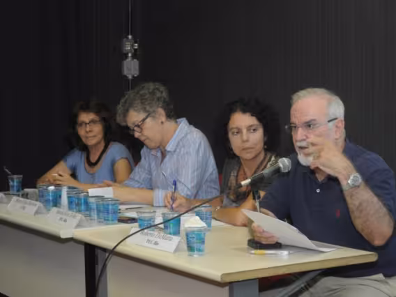 Mesa com os professores Ângela Paiva (CIS), Maria Ligia Barbosa (UFRJ), Sarah Telles (CIS) e Roberto DaMatta (CIS) na sala K102. Fotógrafo Antônio Albuquerque. Acervo Núcleo de Memória.