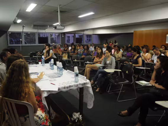 Palestrantes e plateia no Auditório F300. Fotógrafa Thaís Mandarino.  Acervo do Projeto Comunicar.