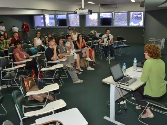 Conferência de abertura, com a Profa. Rosana Kohl Bines no auditório F300. Fotógrafo Antônio Albuquerque. Acervo do Núcleo de Memória.