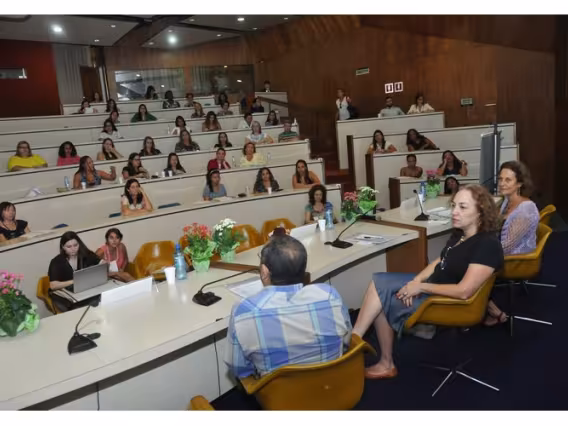 Mesa de abertura, com os professores do Departamento de Serviço Social Andreia Clapp Salvador, Irene Rizzini e Antonio Carlos de Oliveira, no Auditório do RDC. Fotógrafo Antônio Albuquerque. Acervo Núcleo de Memória.