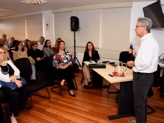Abertura do evento, com o Prof. José Marcus Godoy (QUI), na sala de reuniões do Decanato do CTC. Fotógrafo Antônio Albuquerque.