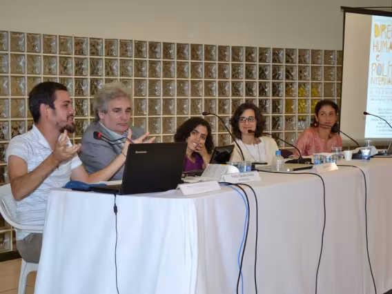 Uma das palestras do Seminário, no Salão da Pastoral. Fotógrafo Antônio Albuquerque. Acervo do Núcleo de Memória.