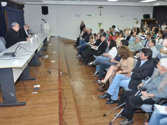 Abertura do evento no Auditório Padre Anchieta, com o Cardeal Dom Orani, O.Cist., e o Reitor Prof. Pe. Josafá Carlos de Siqueira S.J.. Fotógrafo Antônio Albuquerque. Acervo Núcleo de Memória.